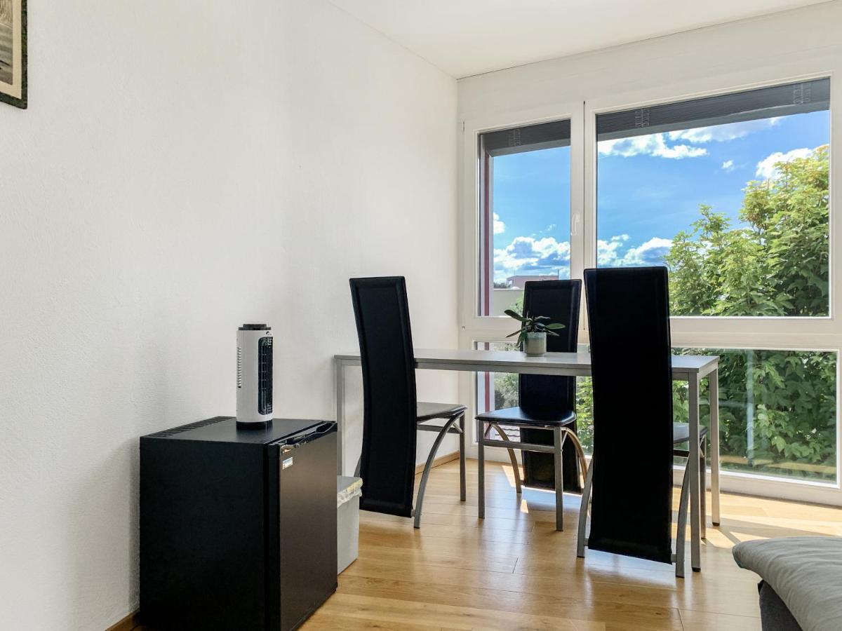 Haus Zur Lilie Hotel Hinwil Exterior photo